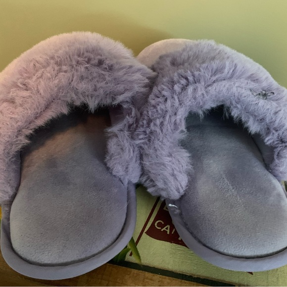 Purple fuzzy house slippers women’s size 8 brand new! - Picture 3 of 4